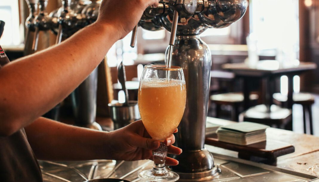 Bierabsatz 2025 fällt deutlich: Erstes Jahr unter 8 Milliarden Litern seit Beginn der Zeitreihe