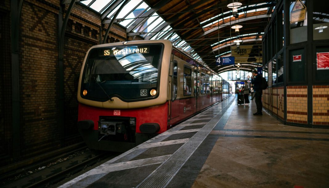 Dienstleistungsumsatz im Januar 2026 kalenderbereinigt und saisonbereinigt um 1,7 Prozent gestiegen Dienstleistungsumsatz im Januar 2026 kalenderbereinigt und saisonbereinigt um 1,7 Prozent gestiegen