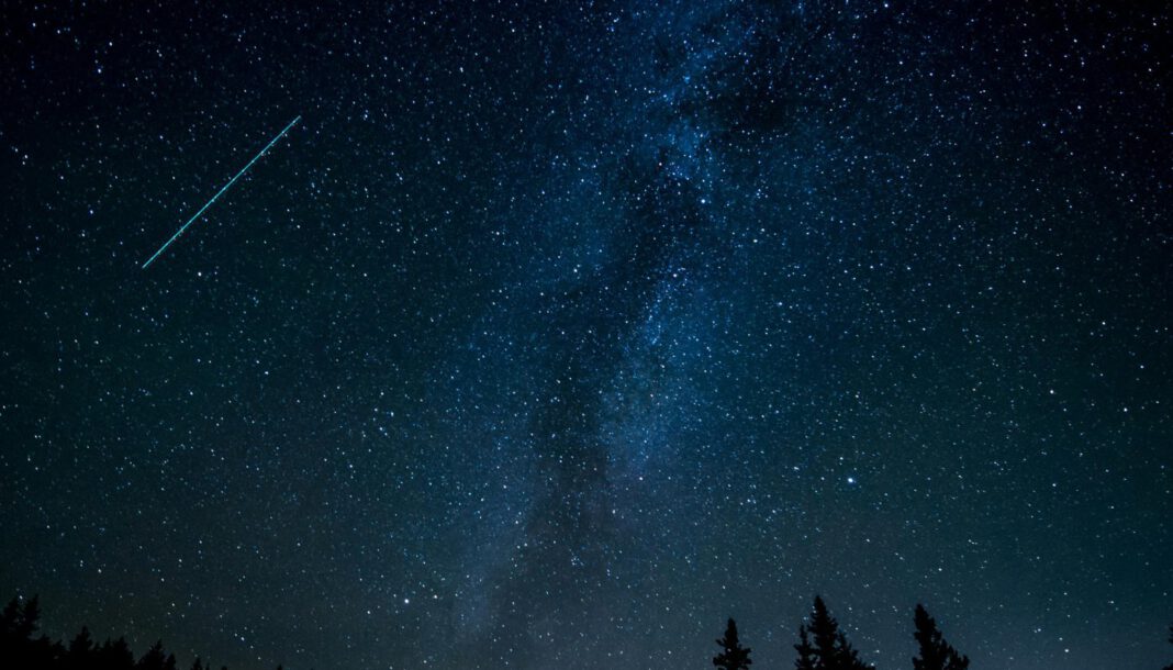 Januarhimmel 2026: Vollmond zum Jahresbeginn, Jupiter in Opposition und Blick auf eine Teilsonnenfinsternis im August