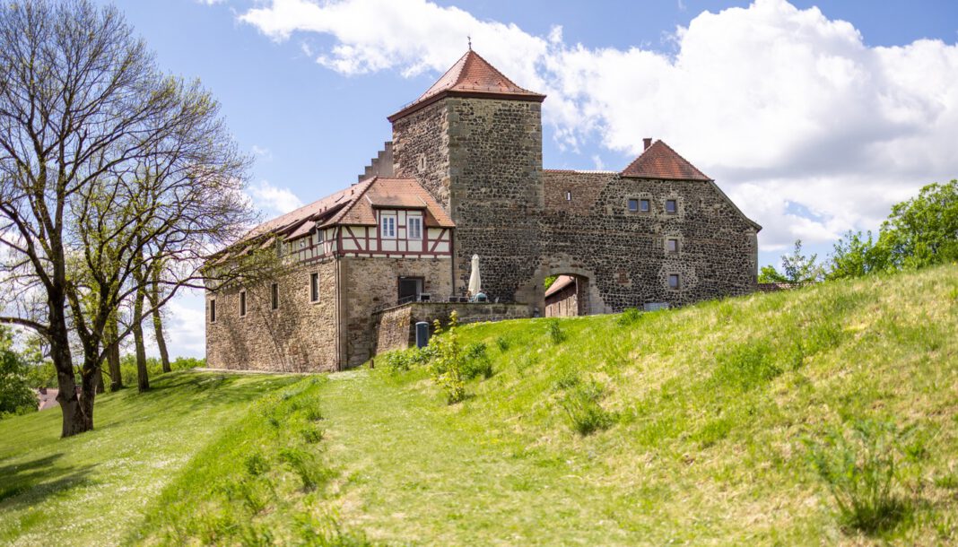 Neue Bildungsstationen auf Burg Fürsteneck: Streuobstwiese wird offener Lernort
